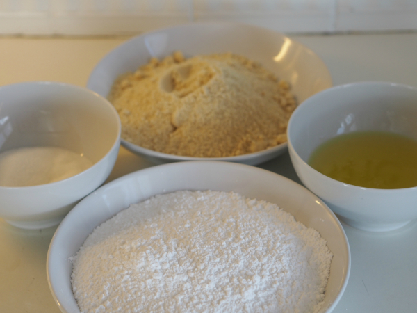 Bilde av ingrediensene til macroner. Mandelmel, sukker, melis og eggehvite. Bilde av ingrediensene til macroner. Mandelmel, sukker, melis og eggehvite.