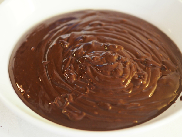 Bilde av ferdiglaget sjokoladeganache, før den piskes opp. Bilde av ferdiglaget sjokoladeganache, før den piskes opp.