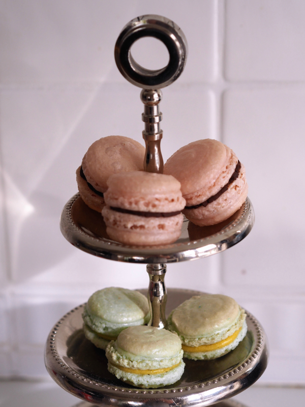 Bilde av rosa makroner med sjokoladeganache og lysgrønne makroner med lemoncurd Bilde av rosa makroner med sjokoladeganache og lysgrønne makroner med lemoncurd