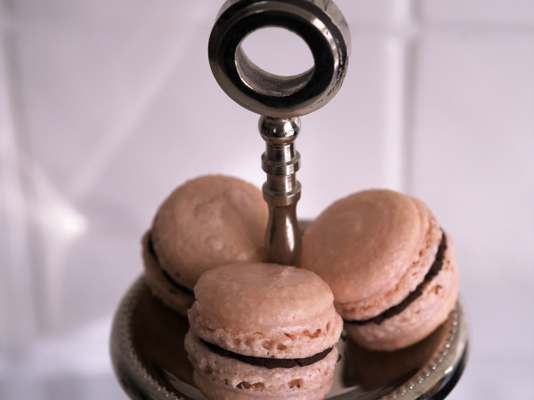 Bilde av rosa makroner med sjokoladeganache Bilde av rosa makroner med sjokoladeganache