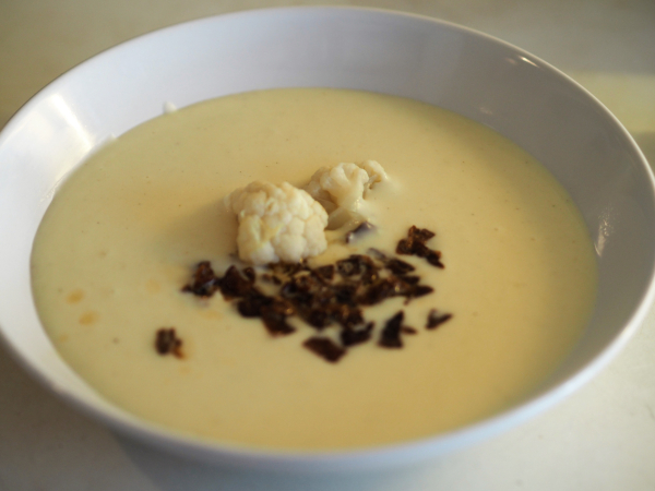 Bilde av en dilig blomkålsuppe med fenalår, klar til servering. Bilde av en dilig blomkålsuppe med fenalår, klar til servering.