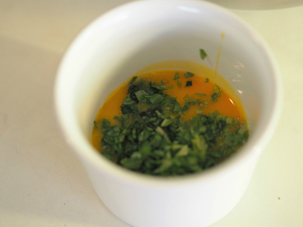 bilde av en skål med eggeplommer og krydderblanding til hjemmelaget bearnaisesaus