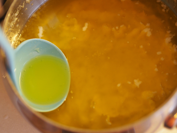 bilde av en kjele med klarnet smør til hjemmelaget  bearnaisesaus