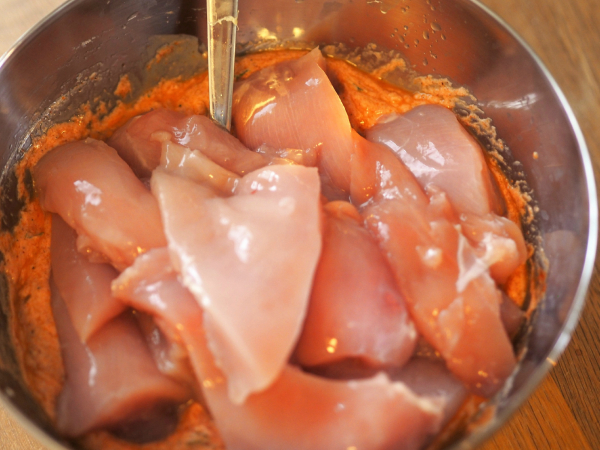 Chicken tikka masala klar for marinering