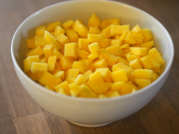Mango kuttet i biter klar til å brukes i mangochutney