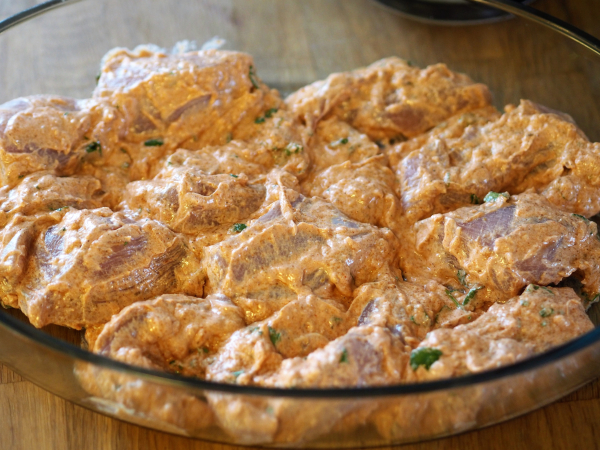 Chicken tikka masala som er ferdig marinert og skal settes inn i ovnen