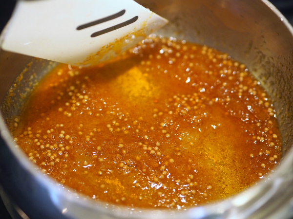 krydder i kjelen til å lage mangochutney