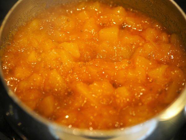 mangochutney står å koker i en kjele