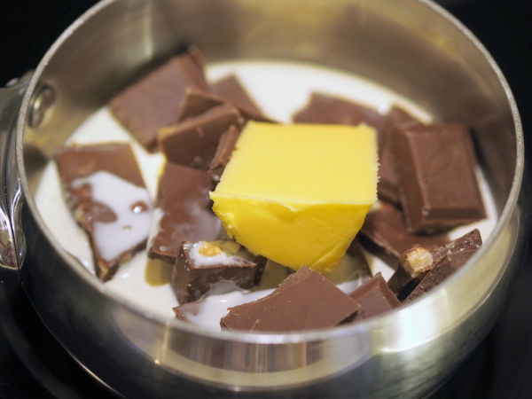 Ingredienser til fyll som skal på en deilig firkløverkake.