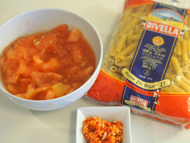 Bilde av ingredienser til en ekte italiens pastasaus med penne pasta.