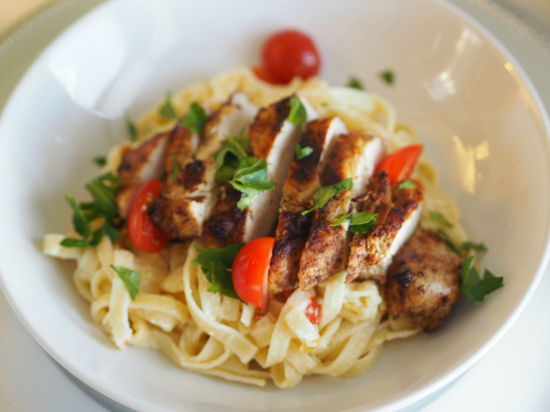 bilde av tagiatellepasta med grillet kylling og kremet saus