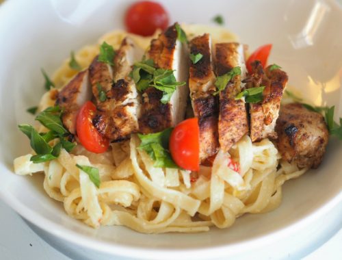 grllet kylling med tagiatellepasta of kremet chilisaus