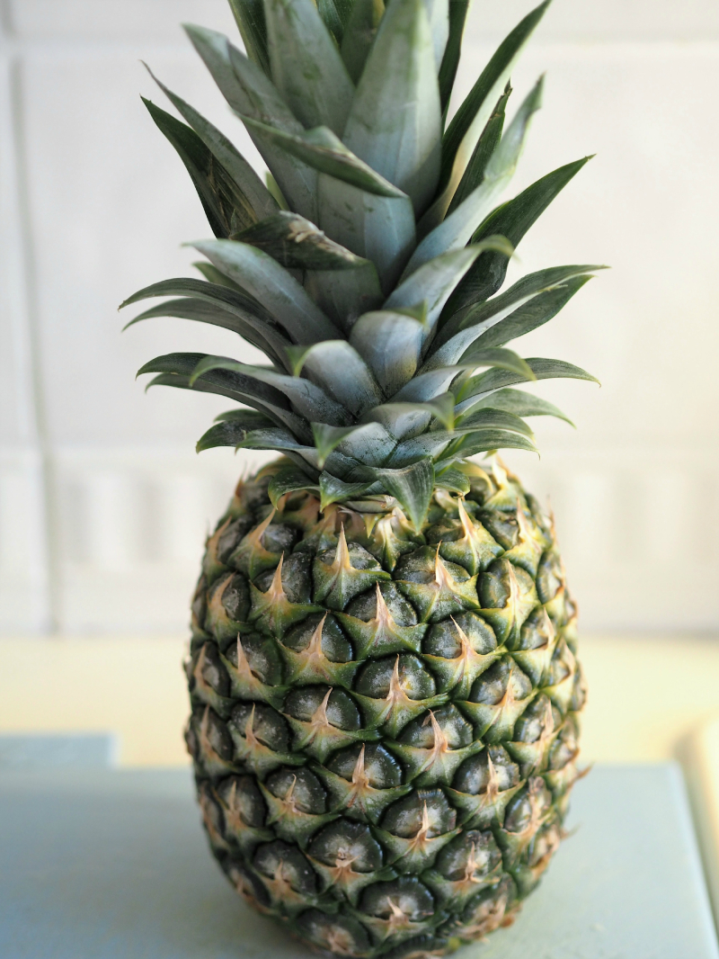 Bilde av en hel ananas klar til å lage ananas salsa. Bilde av en hel ananas klar til å lage ananas salsa.