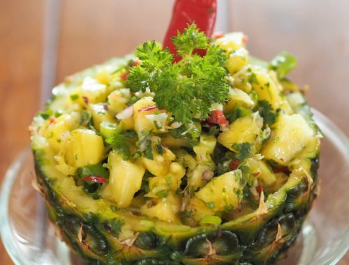 bilde av ananas salsa ferdig og servert i en halv ananas.
