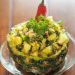 bilde av ananas salsa ferdig og servert i en halv ananas.
