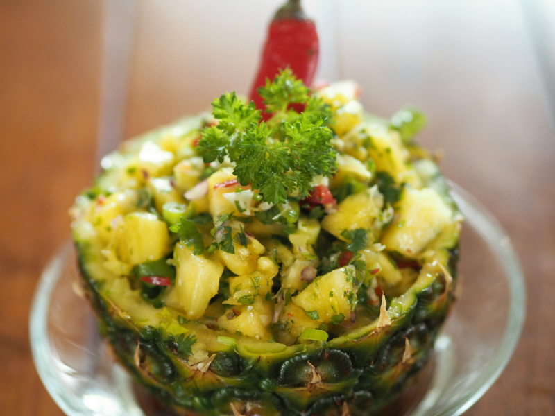 Bilde av ferdiglaget ananas salsa servert i ananas skall. Bilde av ferdiglaget ananas salsa servert i ananas skall.