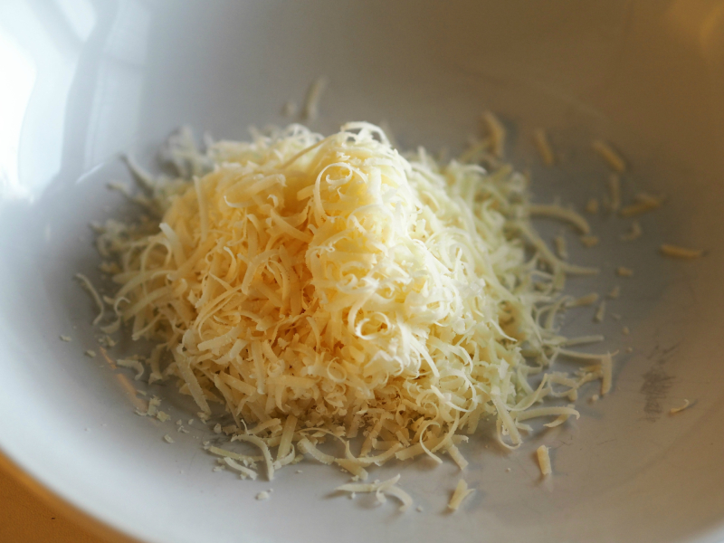 bilde av revet parmesan til basilikumpesto