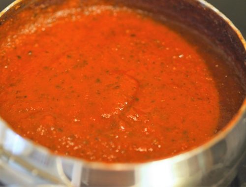 pizzasaus ferdig i en kjele