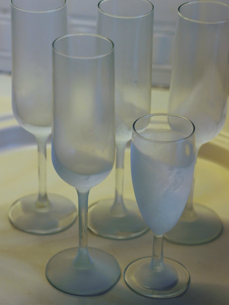 frosne champagneglass til å ha den perfekte velkomstdrink i