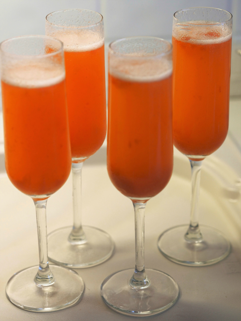 bilde av den perfekte velkomstdrink, bellini i glass