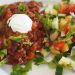 chili con carne med kjøttdeig, derdig servert på et fat