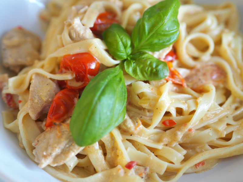 Kylling i kremet pastasaus klar til servering
