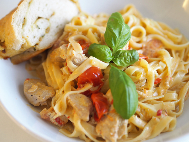 Kylling i kremet pastasaus