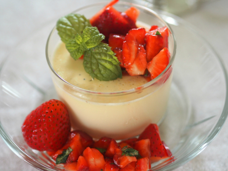 Bilde av pannacotta med jordbær ratatouille servert i glass. Bilde av pannacotta med jordbær ratatouille servert i glass.