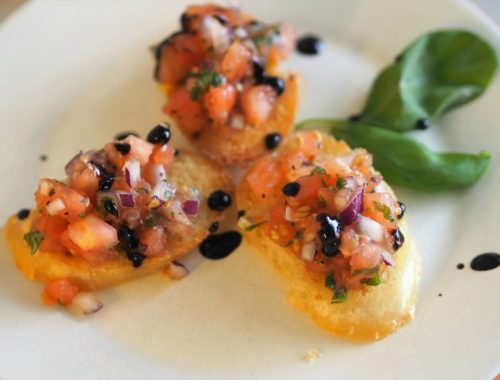 Bruschetta med tomat og basilikum klar til å serveres