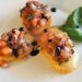 Bruschetta med tomat og basilikum klar til å serveres