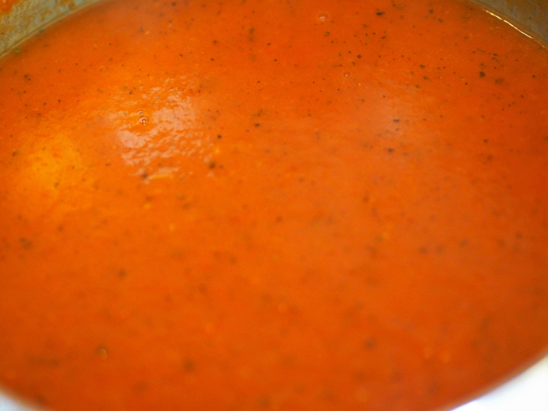 Ferdig kokt tomatsuppe i en kjele