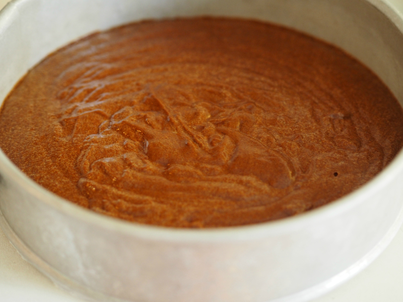 lavkarbosjokoladekake er klar til å stekes i formen sin.