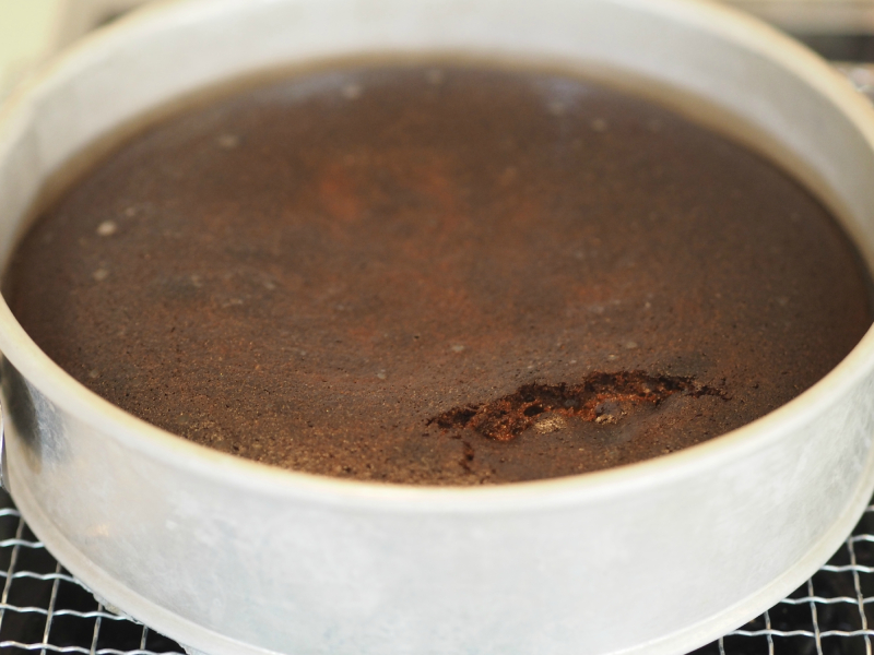 lavkarbosjokoladekake er ferdig stekt i formen sin.