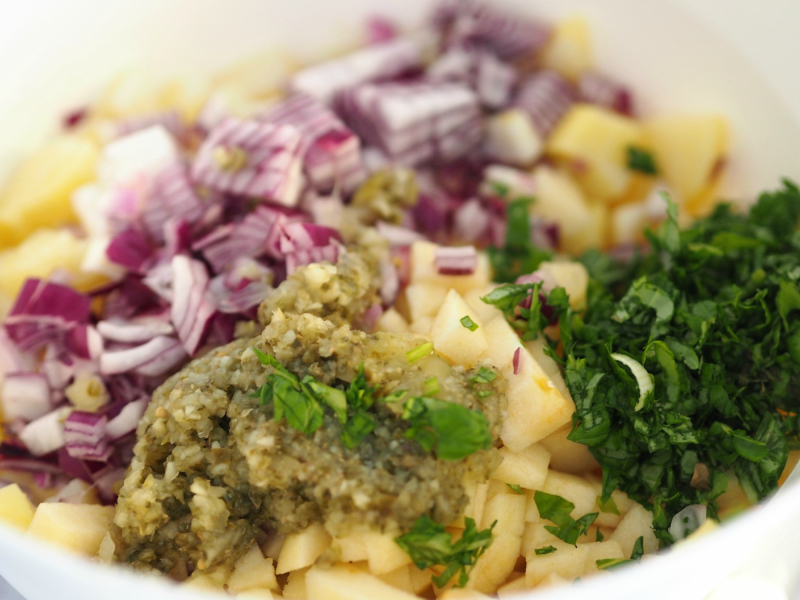 Bilde av ferdig kuttede ingredienser til kremet potetsalat. Bilde av ferdig kuttede ingredienser til kremet potetsalat.