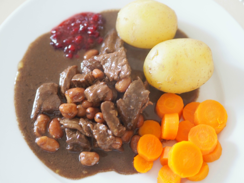 kjøtt og bønner med potet, gulrot og tyttebærsyltetøy