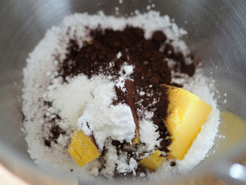 Bilde av sjokoladekake med vaniljekrem blandet med smørkrem under baking.