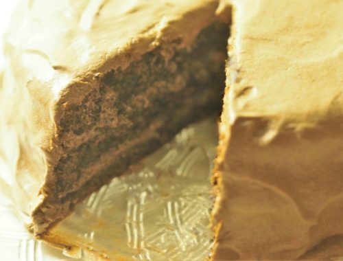 Bilde av sjokoladekake med vaniljekrem blandet med smørkrem, klar for servering