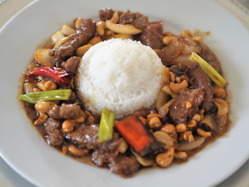 Biffwok med cashewnøtter, klar til servering