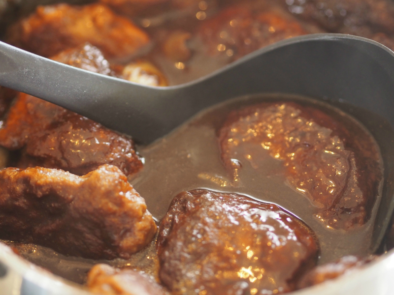 hjemmelagede kjøttkaker i brun saus