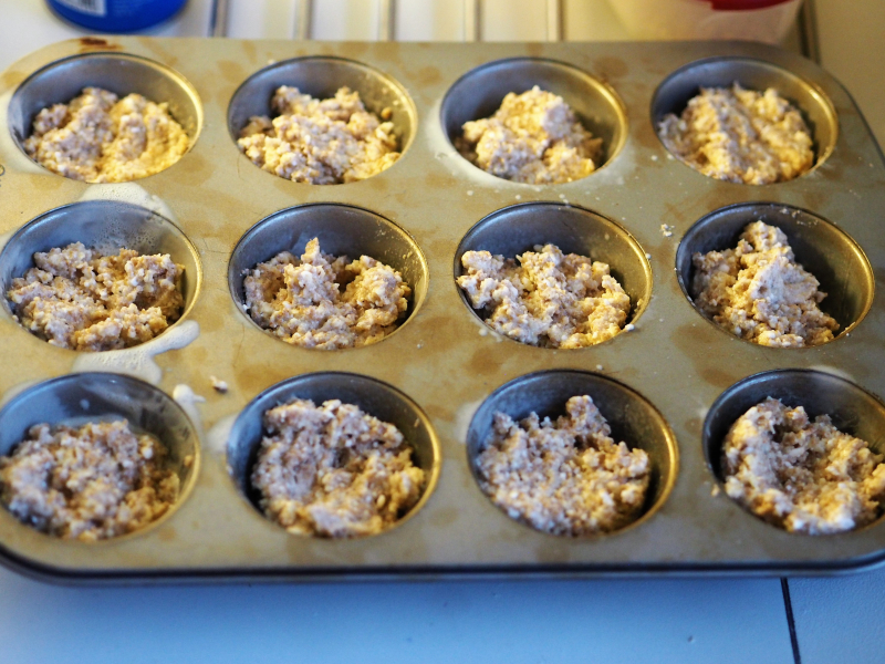 Lavkarbo rundstykker lagt i muffinsform for å stekes i ovnen