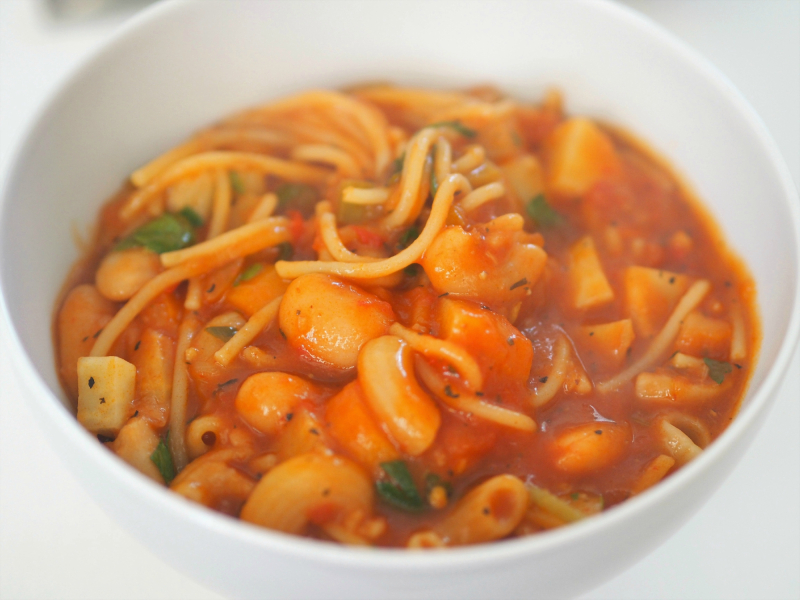 Ferdig minestronesuppe klar i en skål