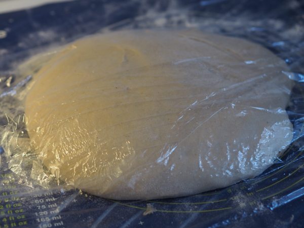 deigen til bollefocaccia med-tangzhong metoden er satt og heves.