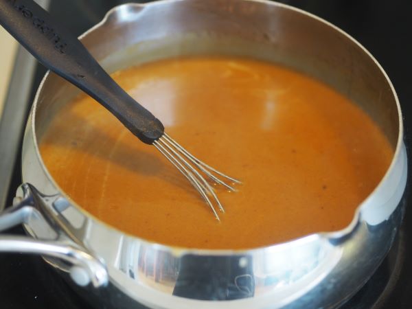 Saus til kylling på boks. Laget av kyllingkraften.
