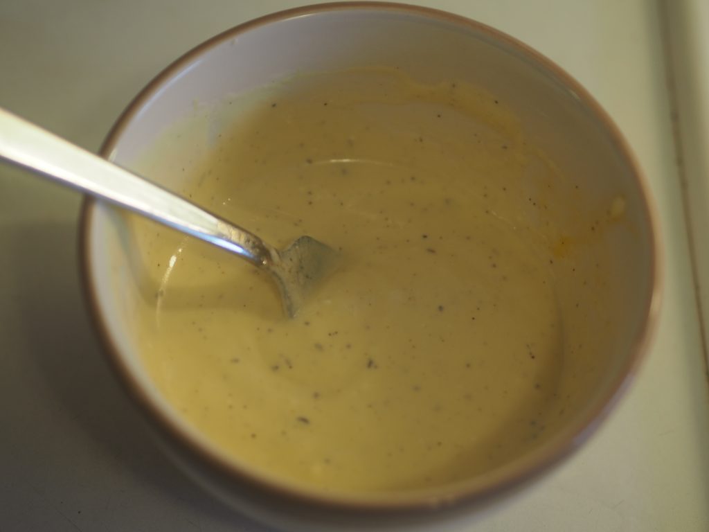 Yoghurtblanding til å smøre på lavasbrødene før steking