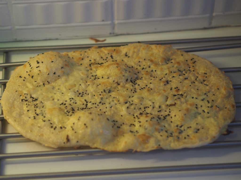 Ferdig stekt lavas brød med ost og nigellafrø