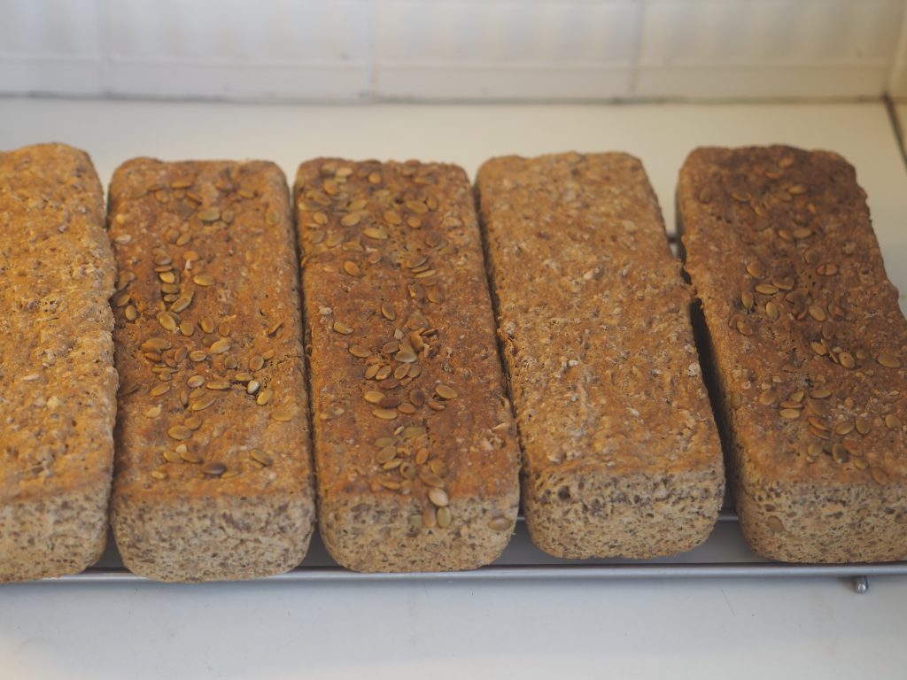 5 stykker grovbrød med spelt ferdig stekt.